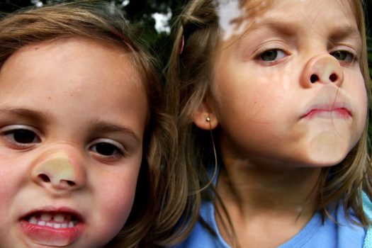 Bild im Bericht Soziale Inklusion. Zwei Kinder drücken ihre Nasen an eine Glasscheibe.