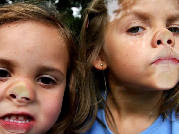 Bild im Bericht Soziale Inklusion. Zwei Kinder drücken ihre Nasen an eine Glasscheibe.
