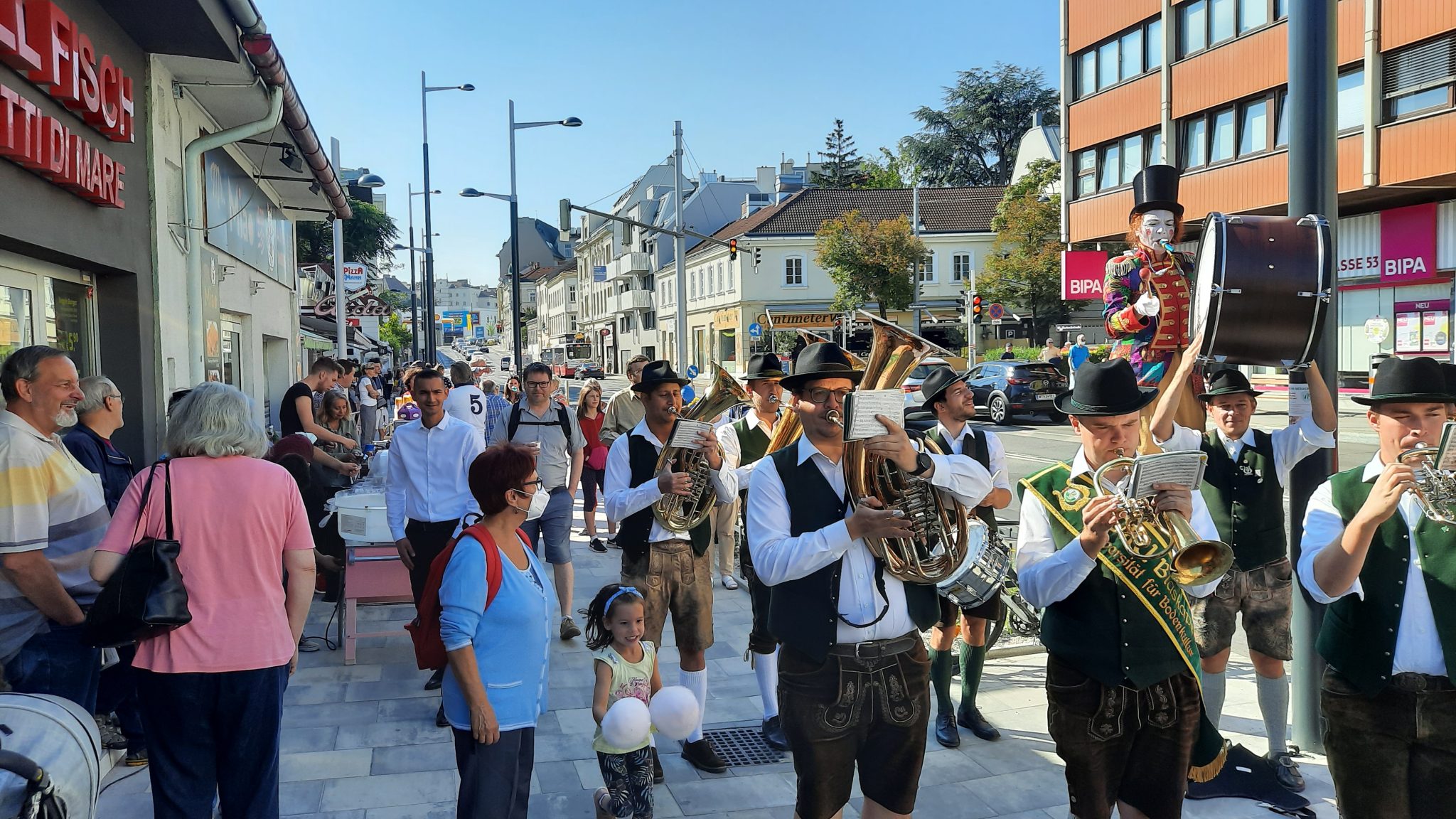 Wo heute die Boku-Blasmusik Marsch und Polka spielt, sausten noch vor 8 Wochen zweispurige die die KfZs Richtung Türkenschanzplatz. (CC) Peter Kühnberger