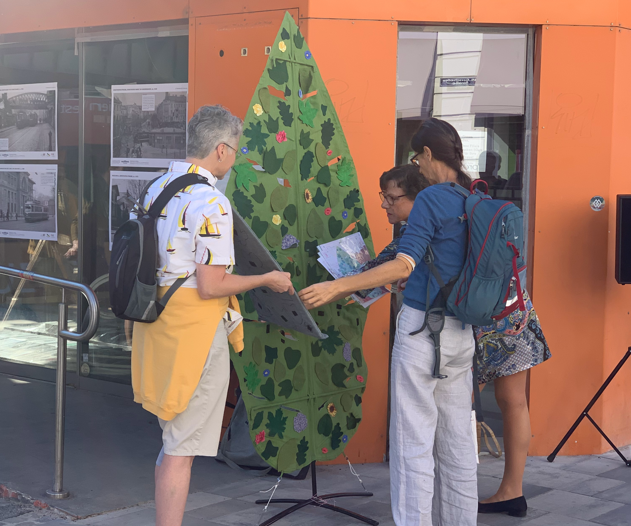 Der Stadtbaum, sein Nutzen und Pflege wurden anhand der Baumskulptur der Agendagruppe 1.000 Blätter me(e)hr erklärt (CC) Jakob Winkler