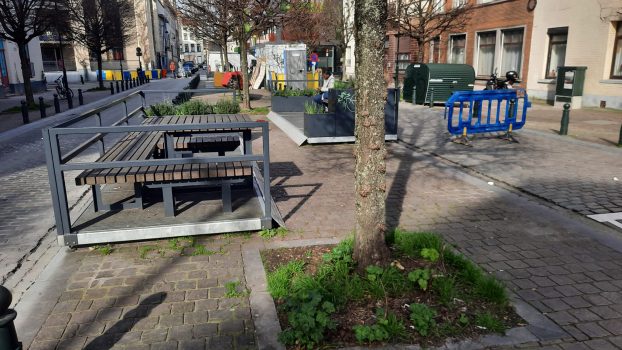 In kleinen Schritten wird Öffentlicher Raum auch in Brüssel den Menschen für Aufenthalt zurückgegeben. Wir würden diese Umsetzung wohl Mobiles Parklet nennen. Auch findet man immer mehr absperrbare Fahrradgaragen im Öffentlichen Raum.