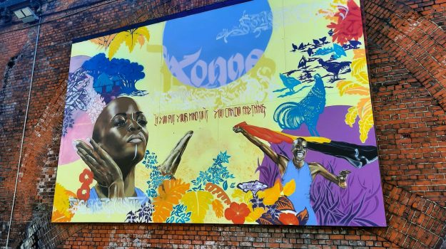 Die neue Stadtteil-Sporthalle wurde nach Cynthia Bolingo benannt. Der belgisch-kongolesischen Leichtathletin wurde ein beeindruckendes Mural am Eingang gewidmet.